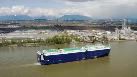 RoRo-Frachtschiff,-Das-Durch-Den-Fraser-River-Fährt-Und-An-Der-Zementfabrik-Vorbeifährt