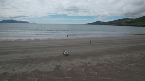 Fiat-500-Auto-Geparkt-Am-Inch-Beach-Irland-Drohnen-Luftaufnahme