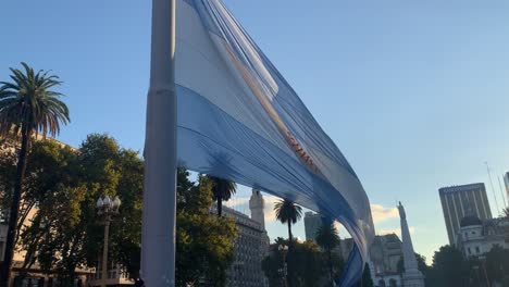 Am-Ende-Des-Tages-Wird-Die-Argentinische-Nationalflagge-In-Der-Casa-Rosada-Eingeholt-Und-Im-Wind-Geschwenkt