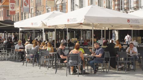 Typische-Bar-Und-Restaurant-In-Der-Altstadt-Von-Tournai,-Wallonische-Gemeinde-In-Belgien