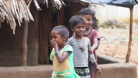 Niños-Pequeños-Fuera-De-Casa-Con-Caras-Sonrientes-Karnataka-Medida-Rural