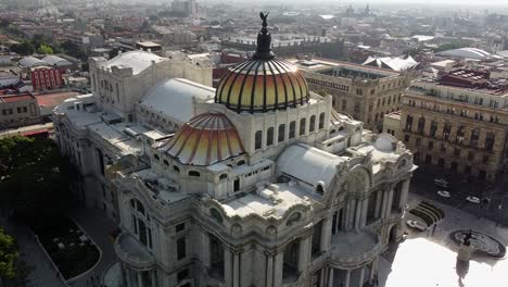 Eine-Drohnenaufnahme-Der-Seitlichen-Seite-Des-Palace-Of-Fine-Arts-In-Mexiko-Stadt