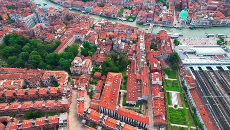 Luftaufnahme-Von-Apartments-Und-Hotels-Mit-Touristischen-Sehenswürdigkeiten-Entlang-Des-Canal-Grande-In-Venedig,-Italien