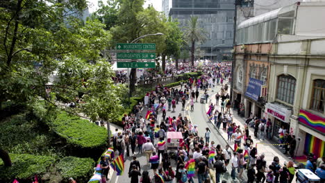 Drone-Aéreo-Disparado-En-El-Desfile-Del-Orgullo-Que-Muestra-A-Personas-Con-Banderas-Gay-En-La-Espalda-En-La-Ciudad-De-México