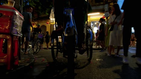 Eine-Dynamische-Tiefwinkelaufnahme-Eines-Der-Vietnamesischen-Cyclos,-Auch-Dreirädriges-Fahrradtaxi-Genannt