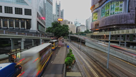 Zeitraffer-Einer-Stark-Befahrenen-Straße-Und-Bushaltestelle-Im-Finanzzentrum-Von-Hongkong