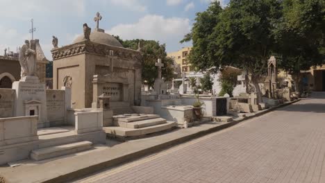 Cementerio-De-San-Jorge-En-El-área-Copta-De-El-Cairo,-Toma-Panorámica-A-Lo-Largo-De-Tumbas-De-Piedra,-Egipto