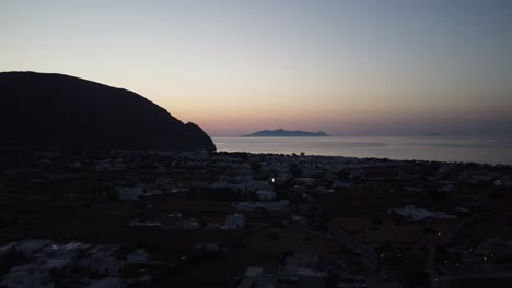 Un-Amanecer-En-Perissa,-Santorini.-Tiro-Es-DJ