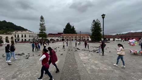 Foto-De-Palomas-Y-Gente-Caminando-En-La-Plaza-Principal-De-San-Cristobal-De-Las-Casas-Chiapas