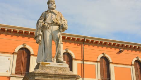 Historische-Statue-Von-Giuseppe-Garibaldi-Auf-Dem-Pisacane-Platz,-Cesenatico,-Italien