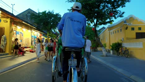 Una-Secuencia-Dinámica-De-Seguimiento-De-Uno-De-Los-Ciclos-De-Vietnam-O-También-Llamado-Taxi-De-Bicicleta-De-Tres-Ruedas