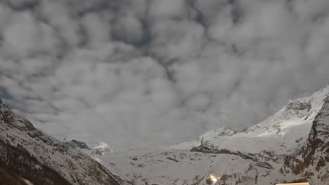 Zeitraffer:-Ereignisreicher-Himmel-Mit-Ziehenden-Wolken-über-Der-Bergkette-Von-Saas-Fee,-Wallis,-Schweiz