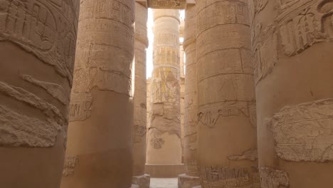 Columnas-Centrales-Del-Templo-De-Karnak-Con-Arquitrabes-De-La-Sala-Hipóstila-Durante-El-Día