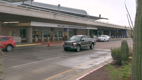 Autos-Kommen-Zur-Abgabe-Am-Internationalen-Flughafen-Tucson,-Arizona,-USA-An