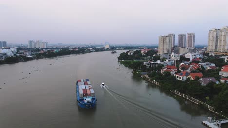 Crucero-De-Buques-Portacontenedores-En-Song-Sai-Gon-En-La-Ciudad-Desarrollada-De-Ho-Chi-Minh