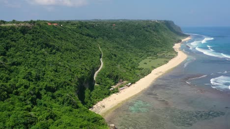 Luftaufnahme-Des-Strandes-Von-Nyang-Nyang-Bei-Ebbe-Und-Der-Klippen-Von-Uluwatu-An-Einem-Sonnigen-Tag-Auf-Bali