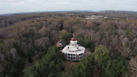 Close-up-push-in-aerial-shot-of-the-antebellum-octagonal-mansion-Longwood-in-Natchez,-Mississippi
