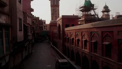 Lufttransportwagen-Neben-Der-Wand-Der-Wazir-Khan-Moschee-In-Richtung-Minarett-In-Lahore