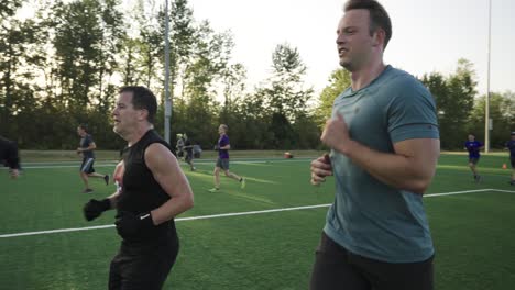 Männer-Laufen-Auf-Einem-Fußballplatz-Und-Treiben-Sport