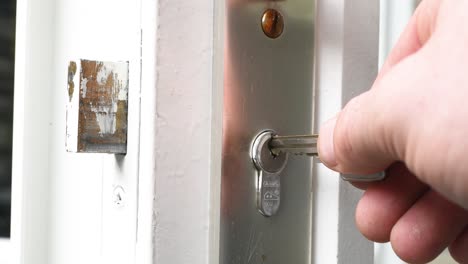 Verriegeln-Und-Entriegeln-Der-Tür-Mit-Einem-Schlüssel-Sowie-Drehen-Des-Schlüssels-Im-Schloss