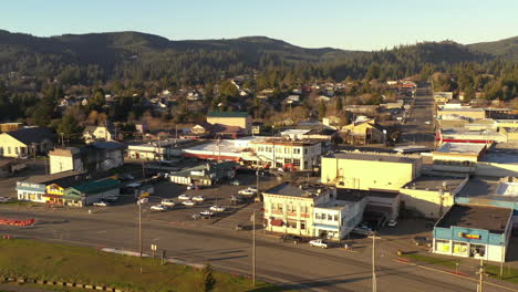 Ciudad-De-Coquille,-Sur-De-Oregon.-Dron-Descendiendo