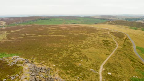 Aerial-view-panning-across-scenic-Stanage-edge-Peak-district-moorland-hiking-escarpment-countryside