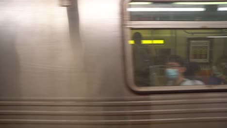 Zeitlupenaufnahmen-An-Einer-New-Yorker-U-Bahn-Station