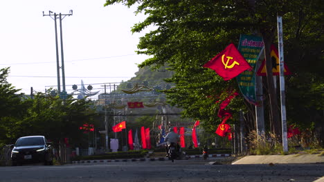 Straßenansicht-Der-Vietnamesischen-Stadt-Mit-Länderflaggen-Und-Hammer--Und-Sichelflagge