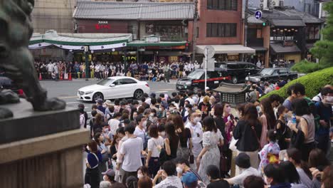 Die-Straßen-Von-Gion-Und-Yasaka-Jinja-Waren-Für-Die-Matsuri-Veranstaltung-Völlig-überfüllt-Mit-Menschen