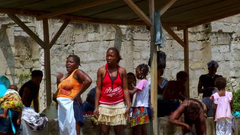 Frauen-Waschen-Per-Hand-Wäsche-An-Der-öffentlichen-Wasserquelle-In-Sao-Tome-Und-Principe