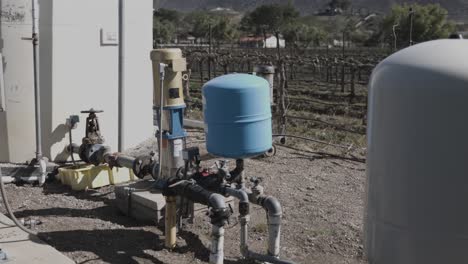 Wasserpumpensystem-Und-Tanks-Für-Weingärten-In-Kalifornien