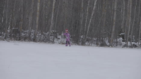 Junges-Mädchen,-Das-Allein-Im-Winterurlaub-Ski-Fährt