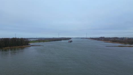 Binnenfrachtschiff,-Das-über-Dem-Fluss-Merwede-In-Den-Niederlanden-Einfährt