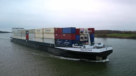 Enorme-Portacontenedores-Navegando-Por-El-Canal-De-&quot;de-Oude-Maas&quot;-En-Zwijndrecht,-Países-Bajos