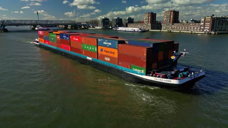 Frachtschiff-Mit-Containern,-Das-Durch-Die-Stadt-Zwijndrecht-In-Den-Niederlanden-Navigiert