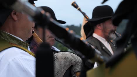 Gruppe-Von-Männern,-Die-Im-Traditionellen-Galizischen-Kostüm-In-Zeitlupe-Dudelsack-Spielen