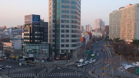 Seoul-Stadt-In-Südkorea-Mit-Wolkenkratzern-Und-Stark-Befahrenen-Straßen
