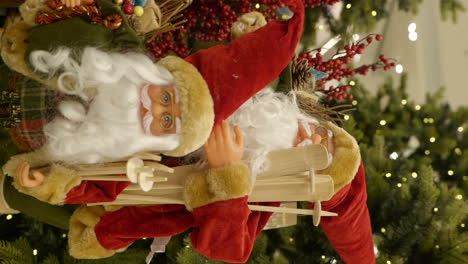 Decoración-De-Navidad-De-Juguete-De-Santa-Exhibida-En-El-Centro-Comercial,-De-Mano,-Vertical