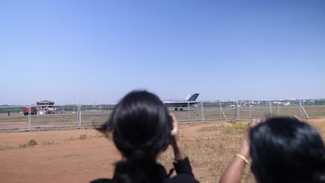 Toma-En-Gran-Angular-De-Un-F-35-Lightning-Ii-Perteneciente-A-La-Fuerza-Aérea-Estadounidense-Rodando-A-Lo-Largo-De-La-Pista-En-El-Espectáculo-Aero-India-2023-En-La-Base-De-La-Fuerza-Aérea-De-Yelahanka