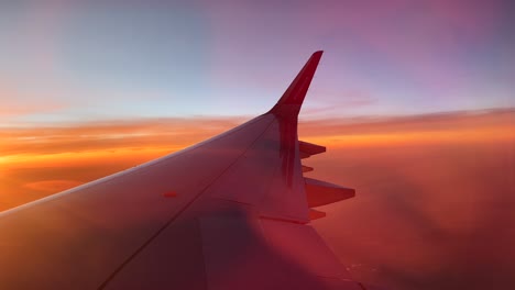 Wizz-Air-Flugzeugflügel-Und-Logo-Fliegen-Bei-Sonnenuntergang-Durch-Den-Himmel-Nach-Marokko