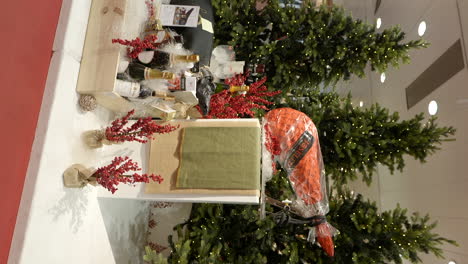 Decoraciones-Navideñas-Verticales-Bebidas-Exhibidas-Frente-A-árboles-De-Navidad