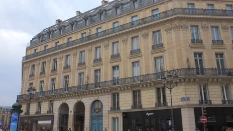 Außenfassade-Der-Historischen-Haussmann-Architektur-In-Paris,-Frankreich