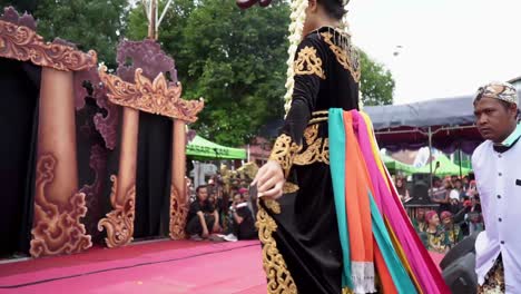 Indonesian-women's-dance
