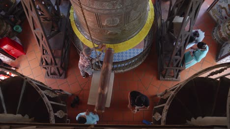 Die-Aufnahme-Von-Oben-Nach-Unten-Zeigt-Die-Majestätische-Große-Glocke-An-Der-Linh-Phuoc-Pagode-In-Dalat,-Vietnam