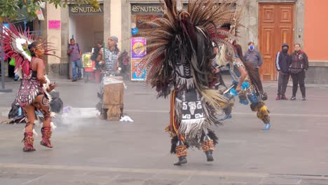 Indígenas-Mexicanos-Pies-Danza-Corona-Plumas-Moviéndose-Rápidamente-Civilización-Antigua