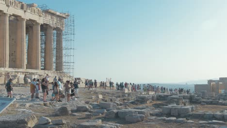Multitud-De-Turistas-Visitando-El-Partenón-De-Atenas