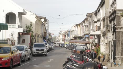 Vista-De-La-Calle-En-Thalang-Road-Con-Edificio-De-Arquitectura-Del-Casco-Antiguo