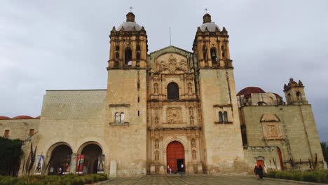 Die-Kirche-Und-Das-Kloster-Santo-Domingo-De-Guzmán-In-Der-Stadt-Oaxaca-De-Juárez