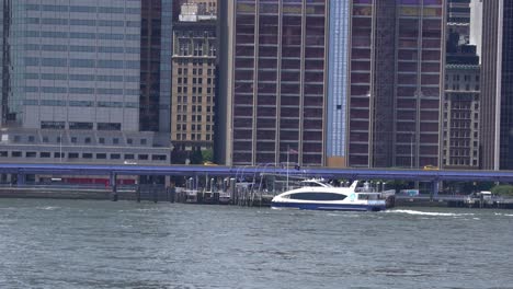 Vista-Del-Horizonte-De-La-Ciudad-De-Nueva-York-Desde-La-Ciudad-De-Long-Island