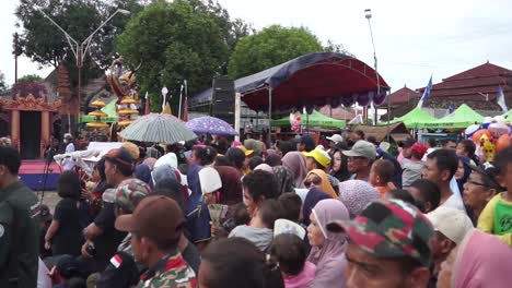 La-Multitud-Observa-Con-Interés-La-Actuación-En-La-Calle-En-El-Centro-De-La-Ciudad-De-Cirebon-En-El-Festival-Rampak-Topeng-En-La-Ciudad-De-Cirebon-En-Indonesia